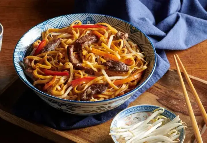 Pyszny przepis na chow mein z wołowiną, który pokochasz od pierwszego kęsa