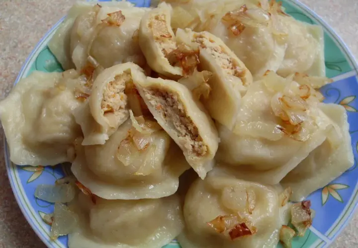 Pyszne pierogi z mięsem drobiowym - tradycyjny przepis na smakołyk