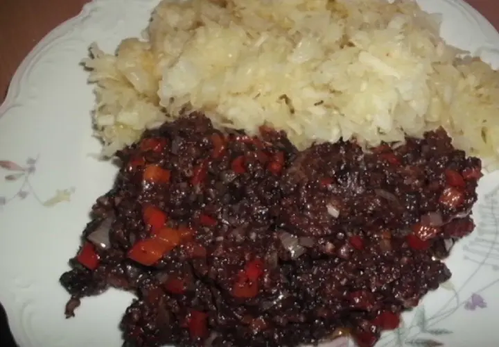 Jaką surówkę do kaszanki wybrać, aby zaskoczyć smakiem?