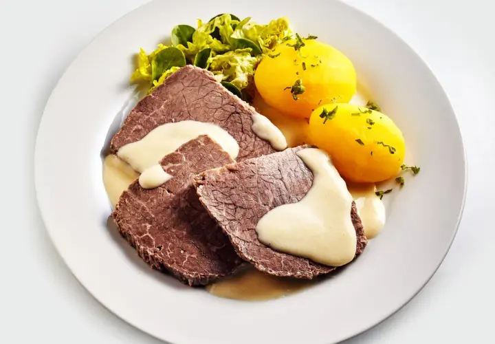 Idealne sosy do cielęciny, które podkreślą jej smak i aromat