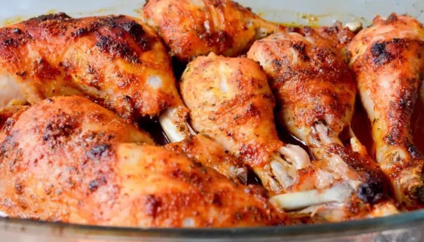 Pieczone udka kurczaka w przyprawach w szklanej brytfannie.