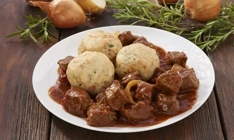 Jak zrobić gulasz z dzika – sekrety idealnego smaku i aromatu
