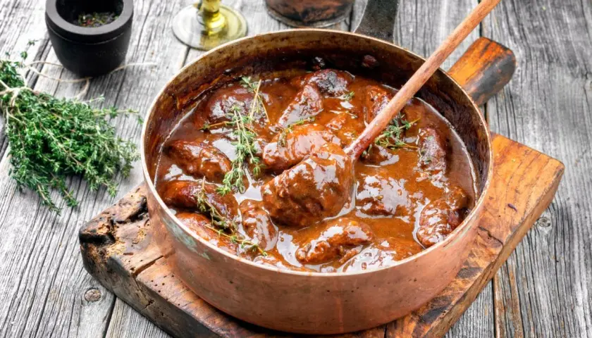 Gulasz w miedzianym rondlu. Dowiedz się, dlaczego mięso podczas duszenia staje się gumowate i jak uratować potrawę.