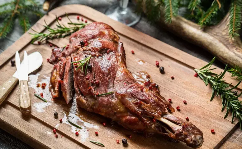 Jak upiec udziec z sarny, aby był soczysty i aromatyczny?