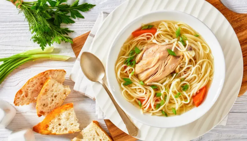 Jak zrobić rosół z udka kurczaka, by zachwycić smakiem i aromatem