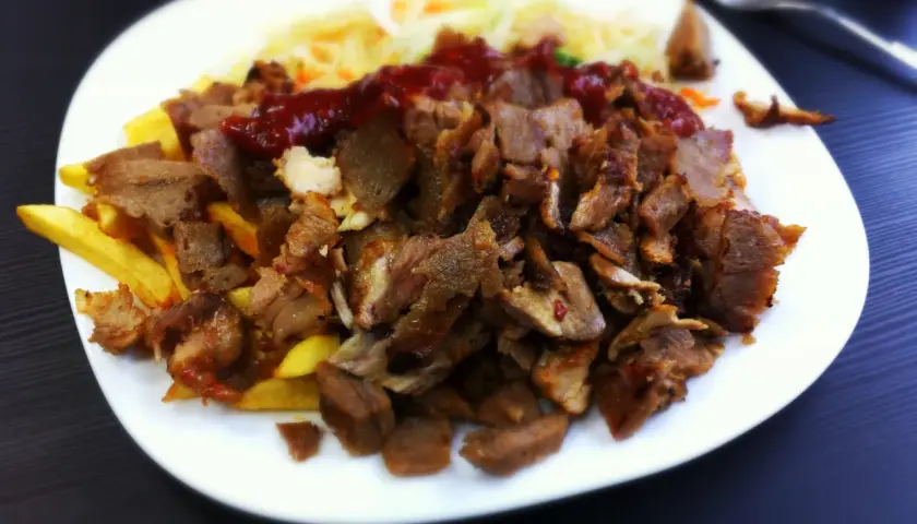 Ile kosztuje kebab z baraniny? Sprawdź ceny w różnych lokalach