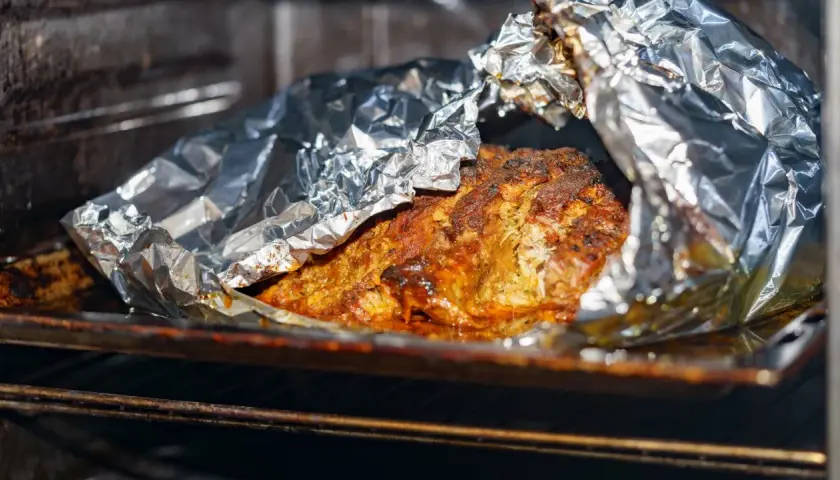 Soczyste mięso pieczone w folii aluminiowej. Czy błyszcząca strona ma znaczenie? W tym przypadku, wygląda na to, że jest idealnie upieczone!