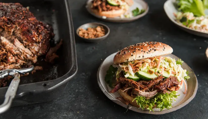 Przepis na mini burgery z szarpaną wieprzowiną, które zachwycą gości
