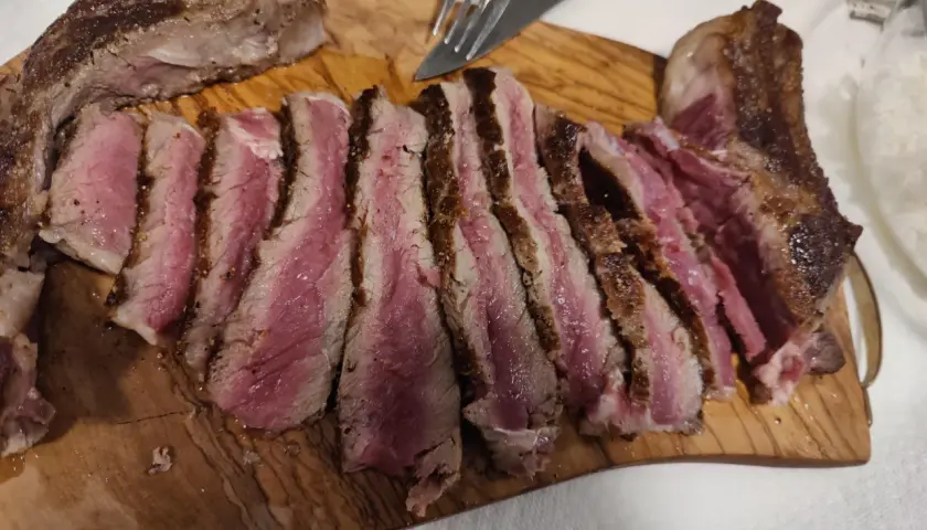 Idealna temperatura wewnętrzna steka wołowego medium rare. Soczyste, różowe wnętrze i chrupiąca skórka.