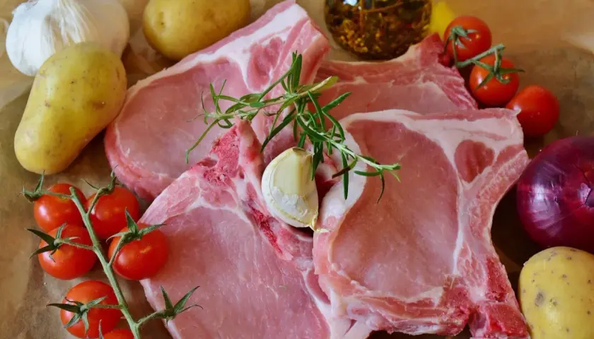 Jak rozpoznać naszprycowane wodą mięso w sklepie? Spójrz na te soczyste kotlety, ziemniaki, pomidorki, czosnek i cebulę.
