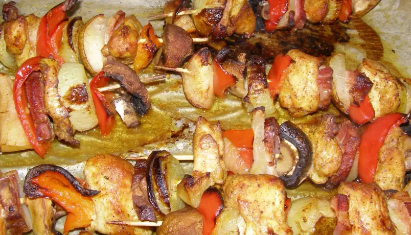 Ile piec szaszłyki drobiowe w piekarniku, aby były soczyste?