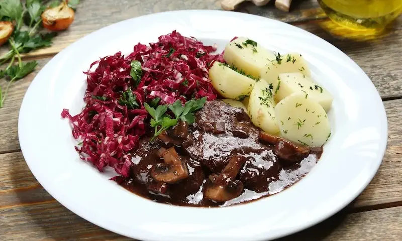 Najlepsze kawałki wołowiny na pyszne, miękkie bitki. Sekret idealnego duszenia