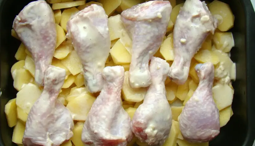 Chrupiące pałeczki z kurczaka w piekarniku. Prosty przepis na złoty, soczysty obiad