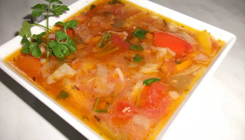 Prosta zupa gulaszowa z wieprzowiny, którą zrobisz w 30 minut