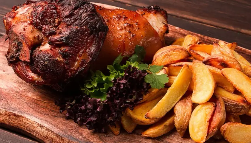 Jak podgrzać golonkę z Biedronki w piekarniku, by była soczysta?