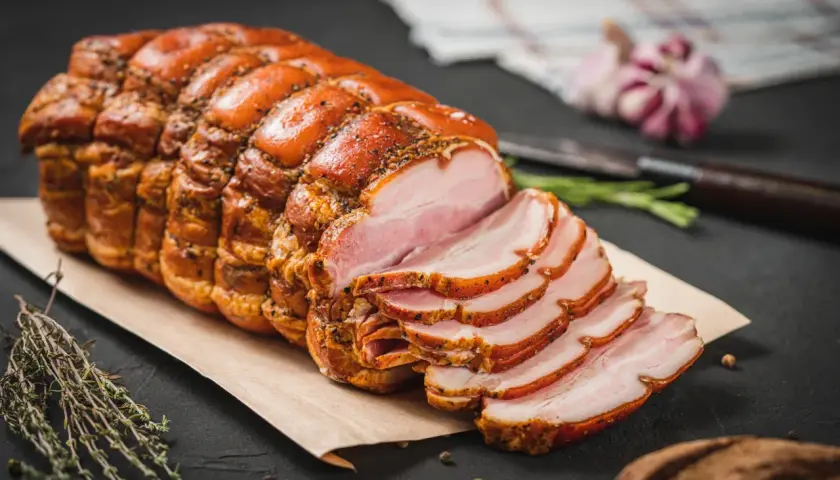 Aromatyczne, domowe wędzenie mięsa w garnku na kuchence gazowej krok po kroku. Pokrojony w plastry, wędzony boczek z przyprawami.