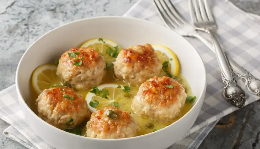 Puszyste pulpeciki drobiowe w sosie cytrynowym. Sekret tkwi w dodatku, by nie były twarde.