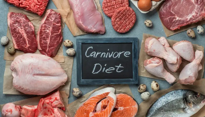 Dieta carnivore: efekty jedzenia samej wołowiny przez miesiąc. Na zdjęciu różnorodne mięsa, ryby, jaja i tabliczka z napisem "Carnivore Diet".