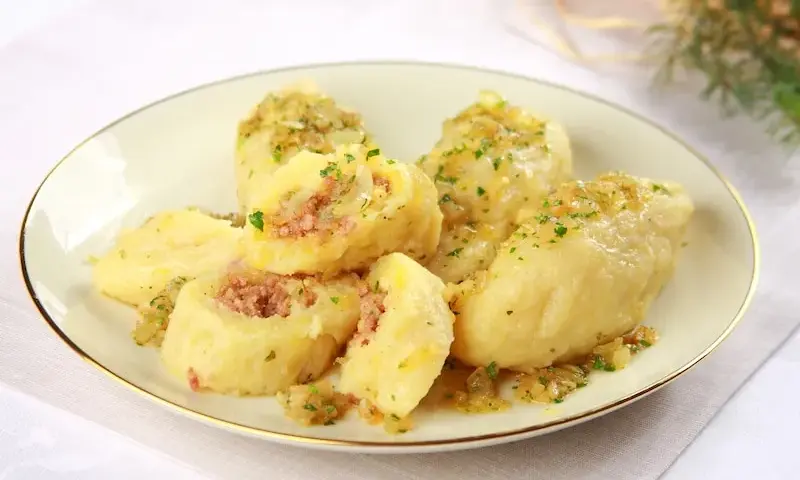Jak przygotować pyzy z szarpaną wieprzowiną w prosty sposób?