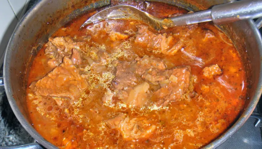 Pyszny gulasz z wołowiny krok po kroku. Prosty przepis, który zachwyci każdego