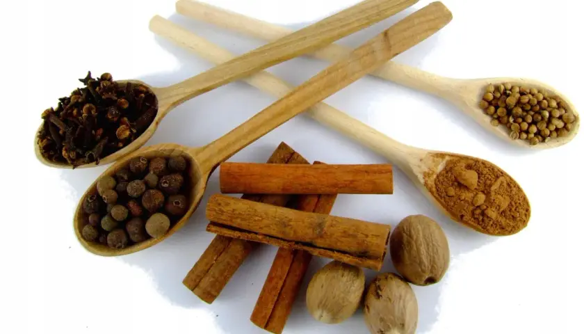 Domowa przyprawa do piernika bez mąki i cukru: goździki, ziele angielskie, cynamon, gałka muszkatołowa, kolendra i mielony imbir. Tradycyjne proporcje dla idealnego aromatu.