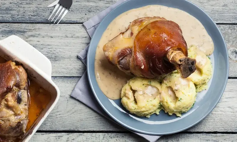 Jak zapeklować golonkę do pieczenia, by była soczysta i aromatyczna