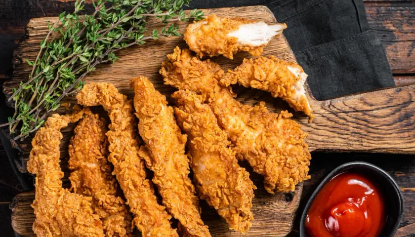 Ile piec filet z kurczaka, aby był soczysty i pełen smaku