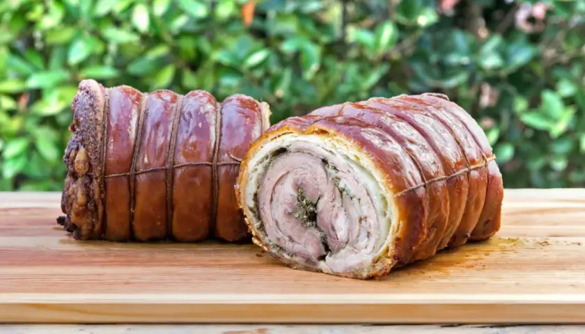 Rolowana porchetta z boczku, idealna do domowego obiadu. Poznaj, jak zrobić prawdziwą włoską porchettę z boczku rolowanego w domu.
