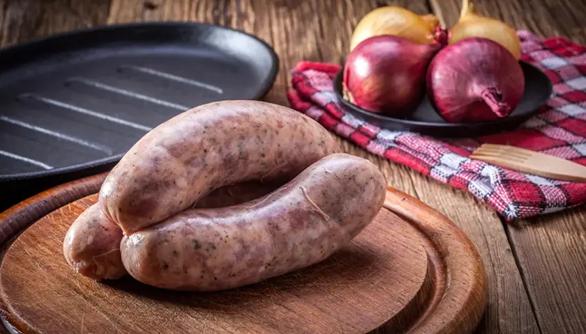 Czym się różni biała kiełbasa od zwykłej? Odkryj kluczowe różnice