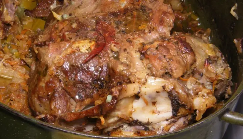 Pieczona jagnięcina w garnku z warzywami i przyprawami.