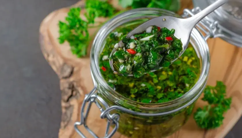Jak zrobić autentyczną argentyńską marynatę chimichurri do wołowiny? Świeża, zielona marynata z pietruszki, czosnku i chili w słoiku.