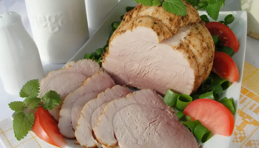 Domowa szynka ze schabu krok po kroku. Prosty przepis, który zachwyci każdego