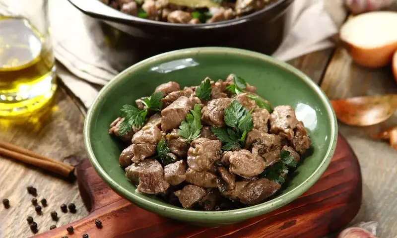 Jak przyrządzić jagnięcinę duszoną, aby zachwycić smakiem i aromatem