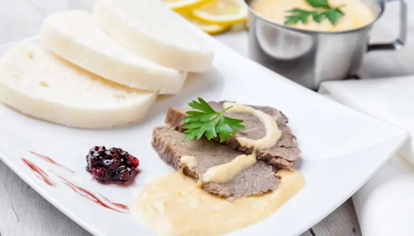 Jak zrobić sos do schabu pieczonego: 5 przepisów krok po kroku