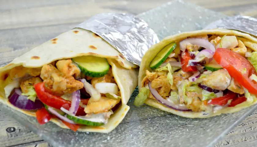Ile kcal ma tortilla z kurczakiem i warzywami? Poznaj fakty!