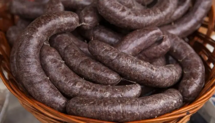 Kaszanka w koszyku z wikliny, gotowa do przyprawienia.