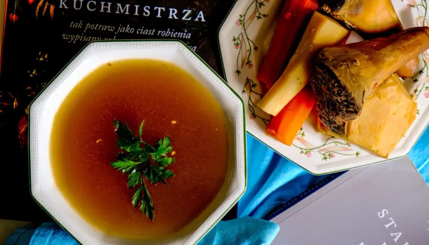 Głęboki umami bulion z pieczonych kości drobiowych, bez dodatku wołowiny, podany z warzywami i ziołami.