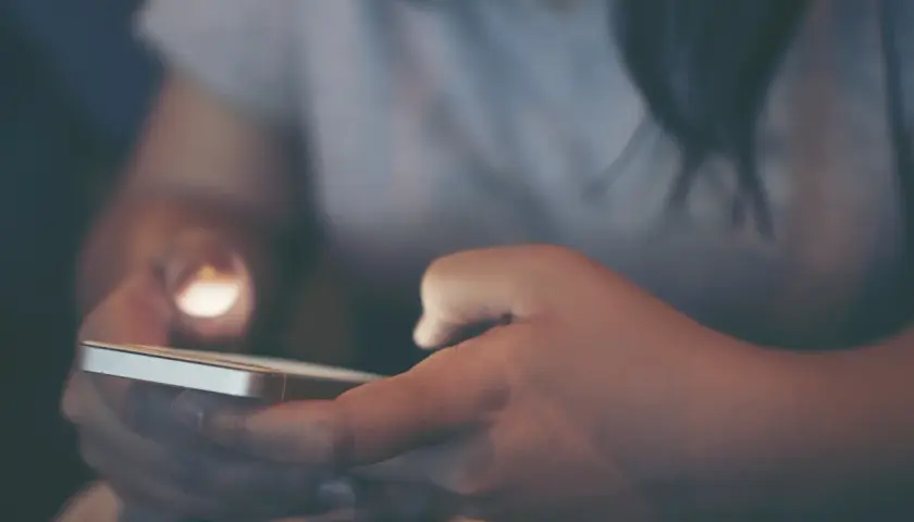 Kredyty a rozgrywki: różnica między Free Play a darmowymi rundami