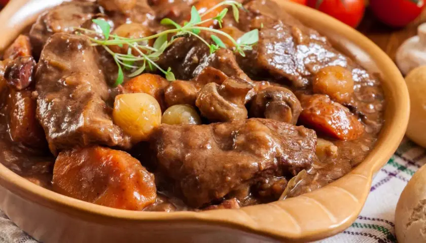 Duszenie wołowiny krok po kroku. Sekretne triki, które zmienią twoje mięso w arcydzieło