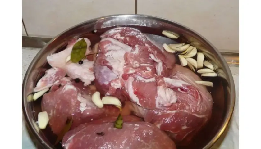 Tradycyjne peklowanie mokre wieprzowiny na wędzonki. Mięso w zalewie z czosnkiem, liściem laurowym i pieprzem, idealne proporcje soli.