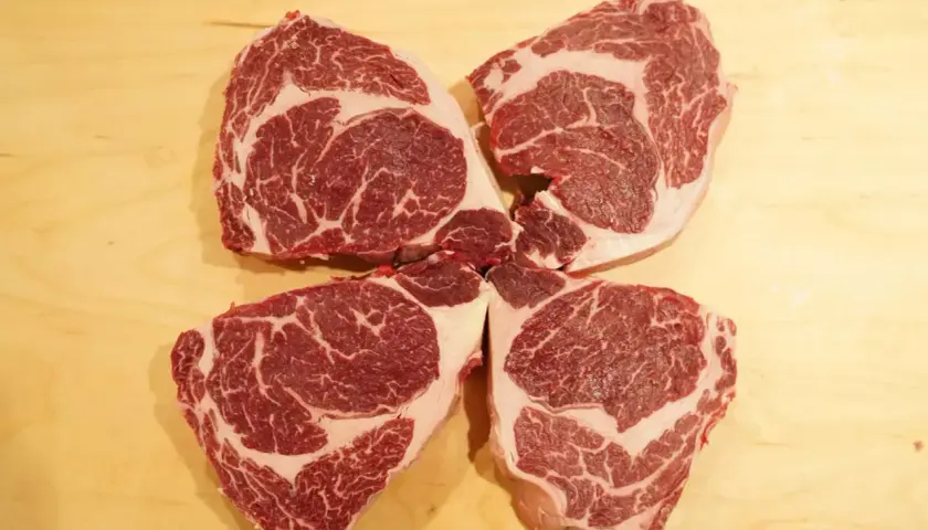 Cztery soczyste steki wołowe, idealne dla sportowców. Ich wartości odżywcze i profil aminokwasowy wspierają budowę masy mięśniowej.