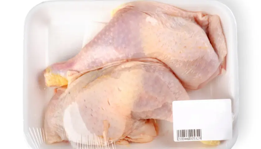 Surowe mięso drobiowe w opakowaniu. Pamiętaj, że w jakiej temperaturze ginie salmonella i campylobacter w mięsie drobiowym, by uniknąć zatrucia.