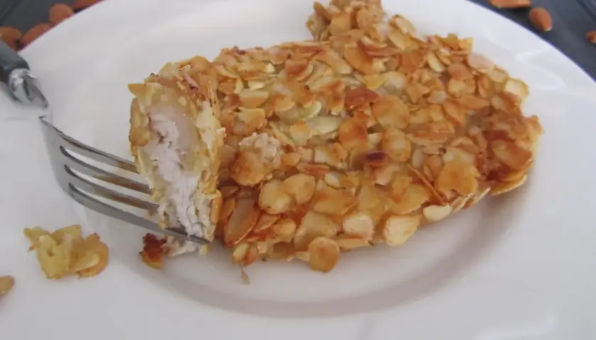 Kotlet panierowany w płatkach migdałów, idealny jako zamiennik jajka w panierce do mięsa w przypadku silnej alergii.