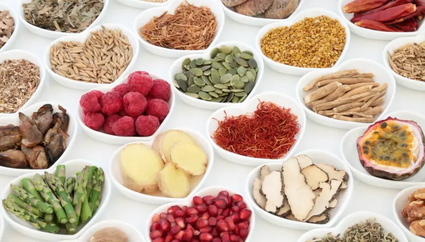 Naturalne afrodyzjaki w przyprawach: maliny, imbir, nasiona dyni, szafran, żeń-szeń, owoce morza, granat, orzechy, pasiflora, chili, zioła.
