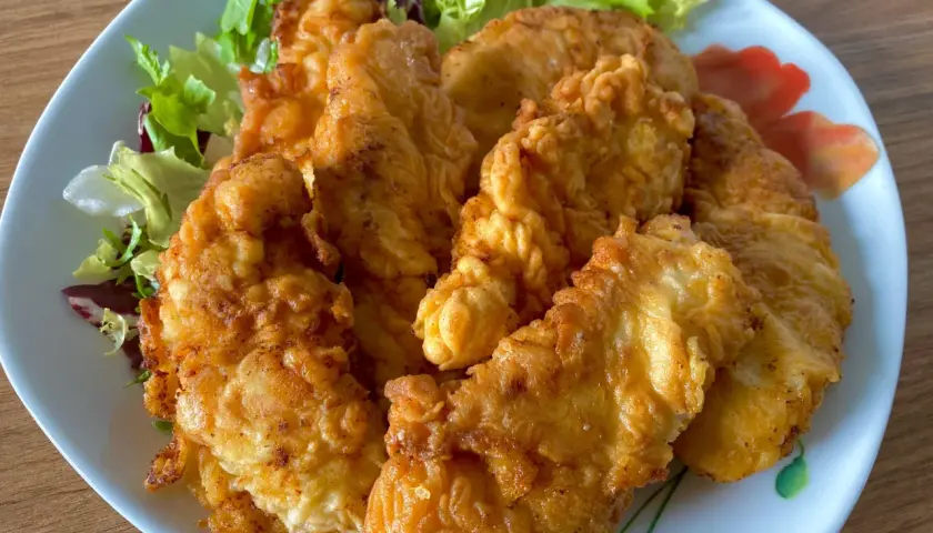 Chrupiące polędwiczki z kurczaka jak z KFC. Sekretny przepis, który zachwyci każdego
