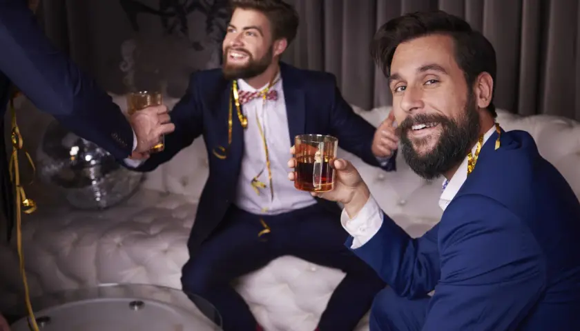 Męski wieczór – steki, whisky i gry karciane online