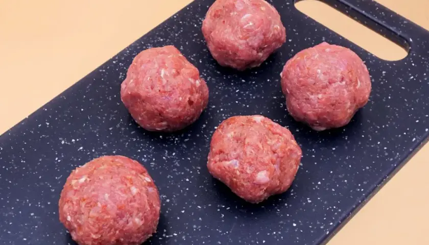 Pulpety drobiowe kcal – ile kalorii mają i jak je przygotować zdrowo?