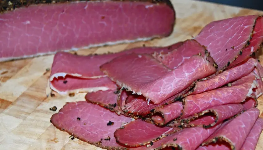 Domowe pastrami z mostka wołowego: soczyste plastry z przyprawami, gotowe do podania. Idealne na kanapki.