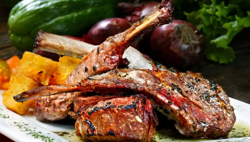 Grillowane kotleciki jagnięce z pieczonymi ziemniakami i warzywami.