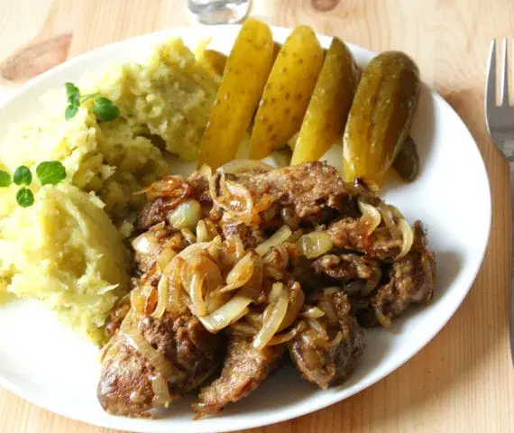 Jak moczyć wątróbkę drobiową, by była soczysta i aromatyczna?
